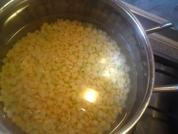 Индейка с пряным яблочным соусом с гарниром из яблок и гороховым пюре: шаг 1