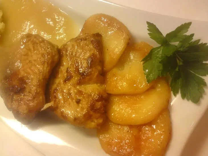 Индейка с пряным яблочным соусом с гарниром из яблок и гороховым пюре: шаг 8