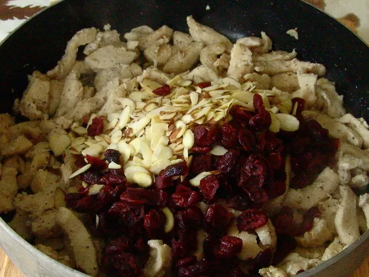 Тыква фаршированная курицей, клюквой и миндалем: шаг 5