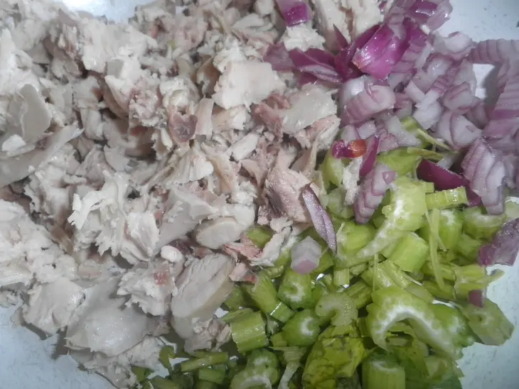Салат с курицей  и карри: шаг 1
