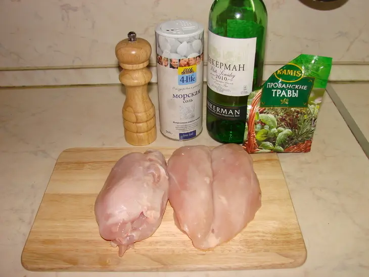 Куриный рулет с белыми грибами и брусникой: шаг 1