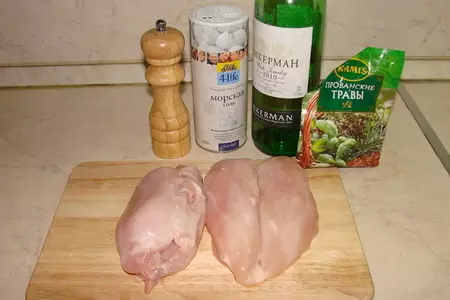 Куриный рулет с белыми грибами и брусникой: шаг 1