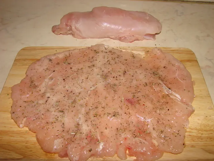 Куриный рулет с белыми грибами и брусникой: шаг 2