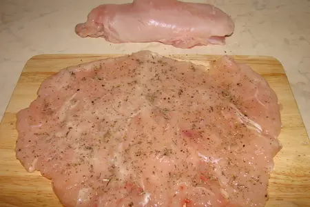 Куриный рулет с белыми грибами и брусникой: шаг 2