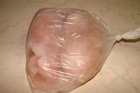 Куриный рулет с белыми грибами и брусникой: шаг 3