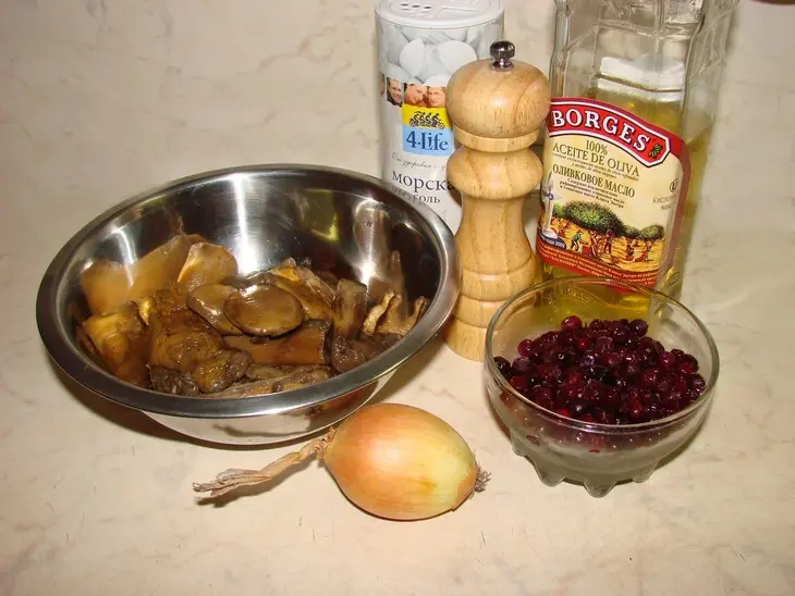 Куриный рулет с белыми грибами и брусникой: шаг 4