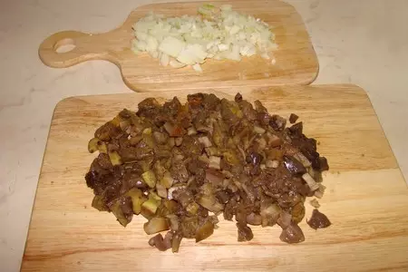 Куриный рулет с белыми грибами и брусникой: шаг 5