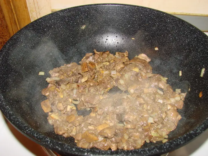 Куриный рулет с белыми грибами и брусникой: шаг 7