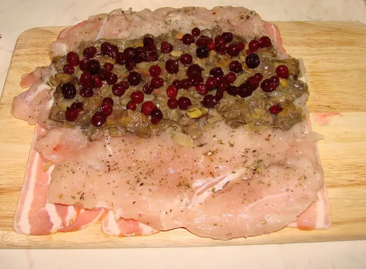 Куриный рулет с белыми грибами и брусникой: шаг 9