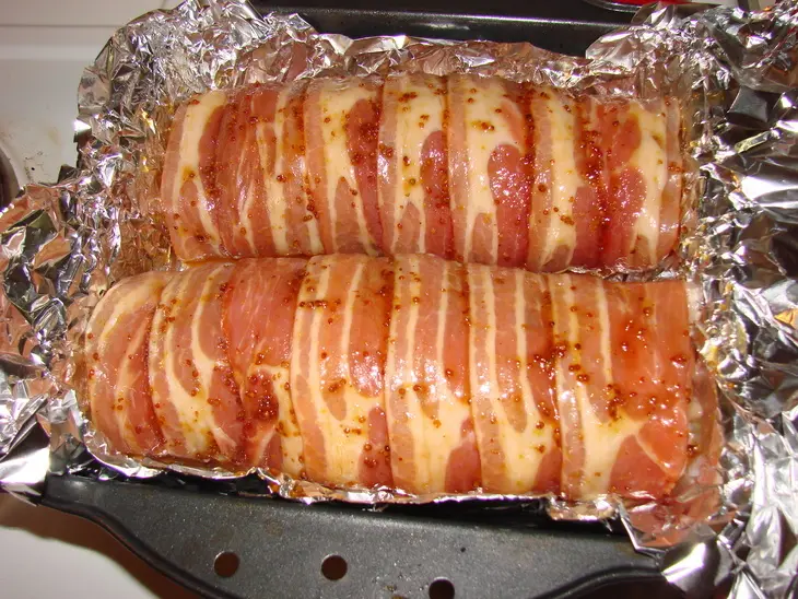 Куриный рулет с белыми грибами и брусникой: шаг 10