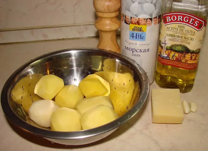 Куриный рулет с белыми грибами и брусникой: шаг 11
