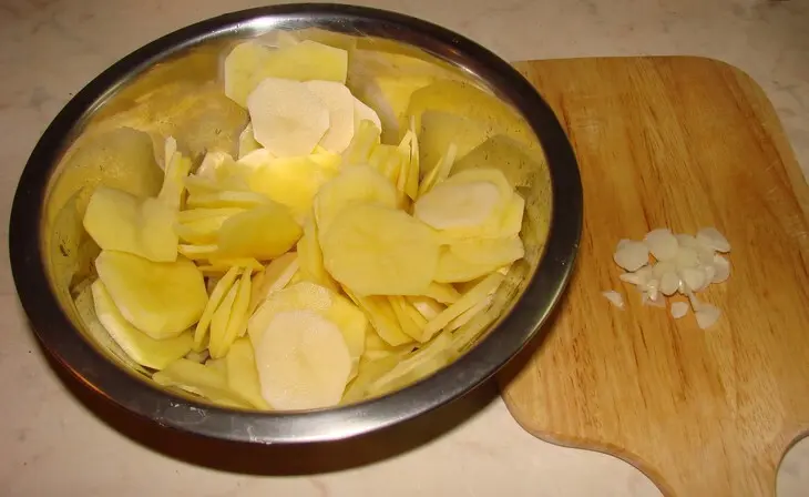 Куриный рулет с белыми грибами и брусникой: шаг 12