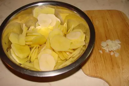 Куриный рулет с белыми грибами и брусникой: шаг 12