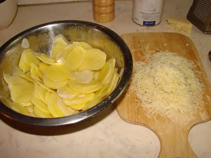 Куриный рулет с белыми грибами и брусникой: шаг 13