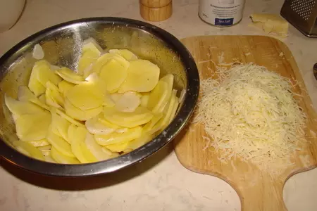 Куриный рулет с белыми грибами и брусникой: шаг 13