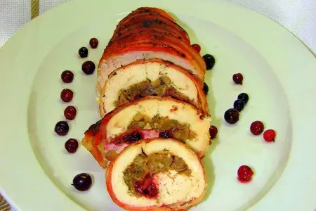Куриный рулет с белыми грибами и брусникой: шаг 17