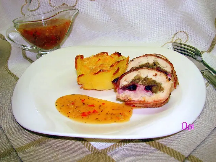 Куриный рулет с белыми грибами и брусникой: шаг 18