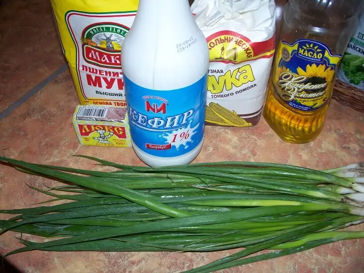 Кукурузный хлеб  на кефире с зеленым луком: шаг 1