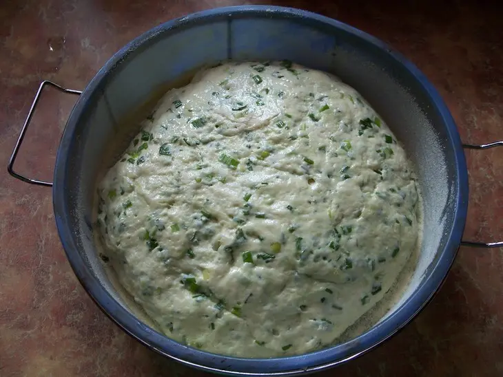 Кукурузный хлеб  на кефире с зеленым луком: шаг 6