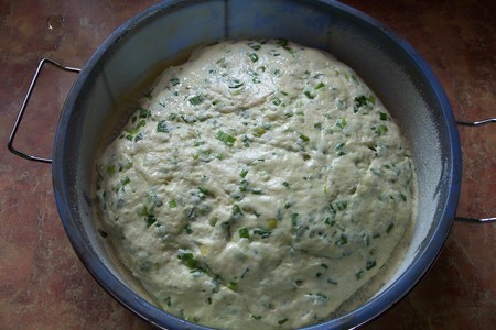 Кукурузный хлеб  на кефире с зеленым луком: шаг 6