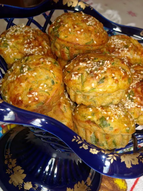 Закусочные кексы из огурцов с сыром, зеленью и кунжутом + оладьи из огурцов: шаг 1
