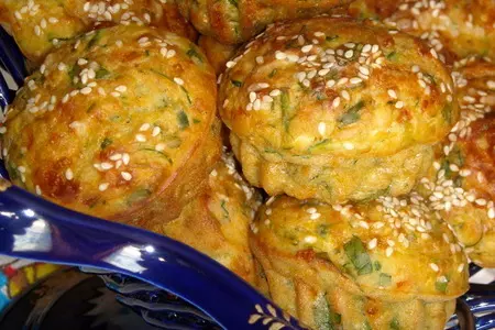 Закусочные кексы из огурцов с сыром, зеленью и кунжутом + оладьи из огурцов: шаг 1