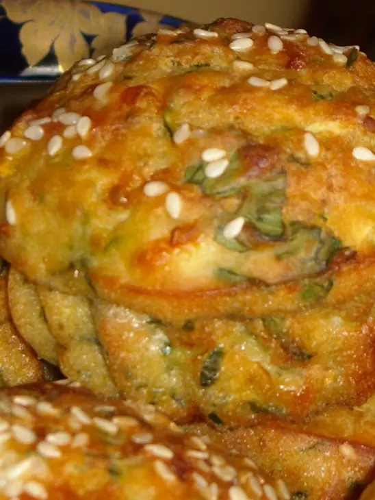 Закусочные кексы из огурцов с сыром, зеленью и кунжутом + оладьи из огурцов: шаг 2
