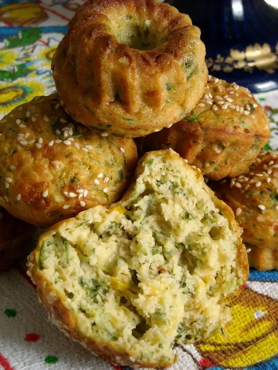 Закусочные кексы из огурцов с сыром, зеленью и кунжутом + оладьи из огурцов: шаг 3