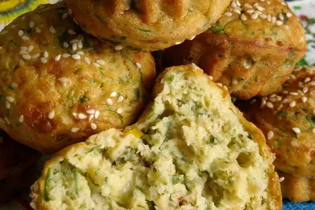 Закусочные кексы из огурцов с сыром, зеленью и кунжутом + оладьи из огурцов: шаг 3