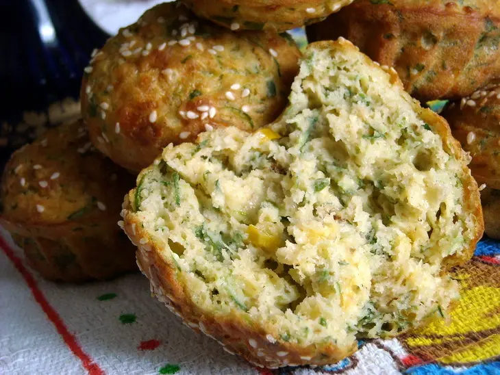 Закусочные кексы из огурцов с сыром, зеленью и кунжутом + оладьи из огурцов: шаг 4