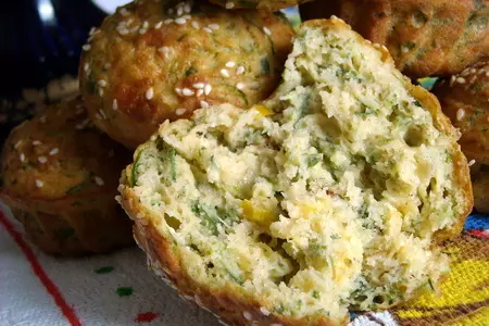 Закусочные кексы из огурцов с сыром, зеленью и кунжутом + оладьи из огурцов: шаг 4
