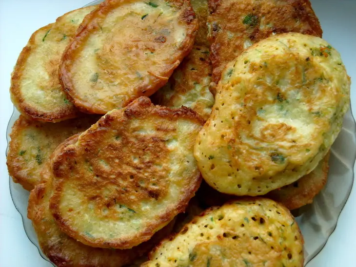 Закусочные кексы из огурцов с сыром, зеленью и кунжутом + оладьи из огурцов: шаг 6