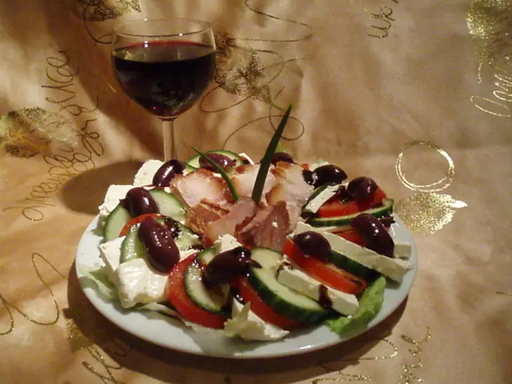 Салат с копченым хариусом: шаг 1