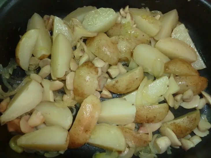 Картофель запеченный с маслятами, луком и печеным чесноком: шаг 6
