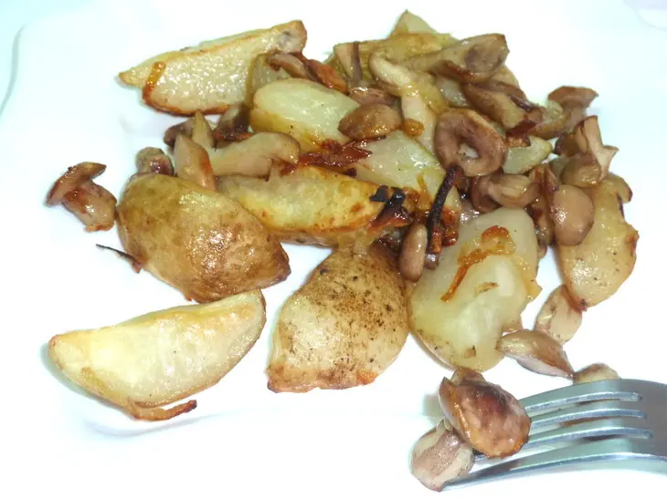 Картофель запеченный с маслятами, луком и печеным чесноком: шаг 8