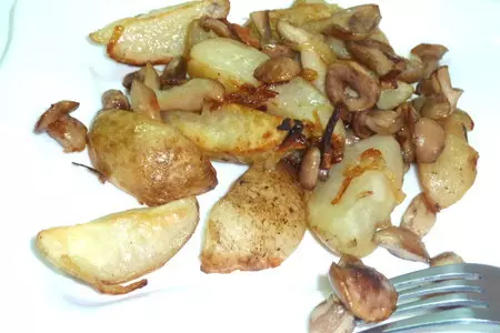 Картофель запеченный с маслятами, луком и печеным чесноком: шаг 8