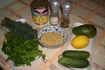 Салат зеленый с ананасами и орехами: шаг 1