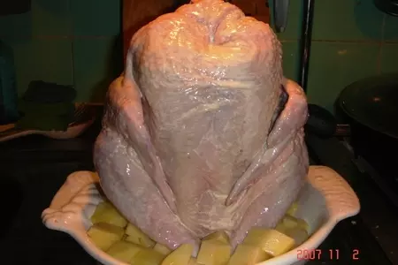 Курица на бутылке: шаг 3
