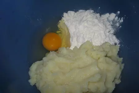 Ватрушки картофельные с капустой и яйцом.: шаг 1