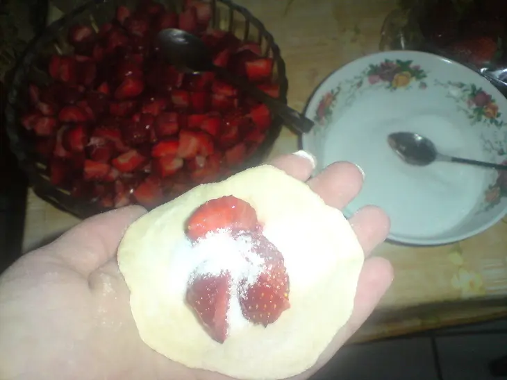 Вареники с клубникой: шаг 4