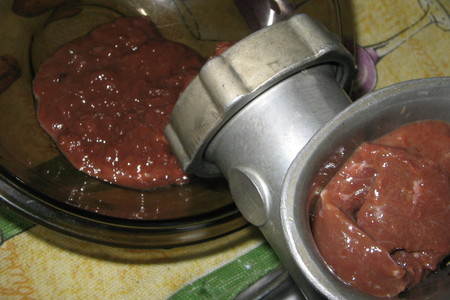 Котлеты печеночные тушенные в розовом соусе.: шаг 1