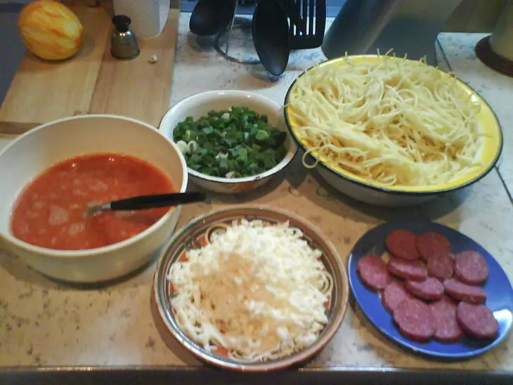 Vazdushni omlet so spageti i kolbasoi saliami: шаг 1