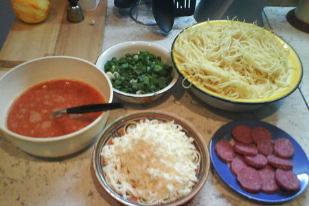 Vazdushni omlet so spageti i kolbasoi saliami: шаг 1