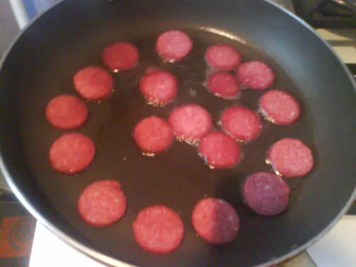 Vazdushni omlet so spageti i kolbasoi saliami: шаг 2