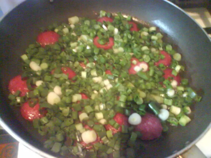 Vazdushni omlet so spageti i kolbasoi saliami: шаг 3