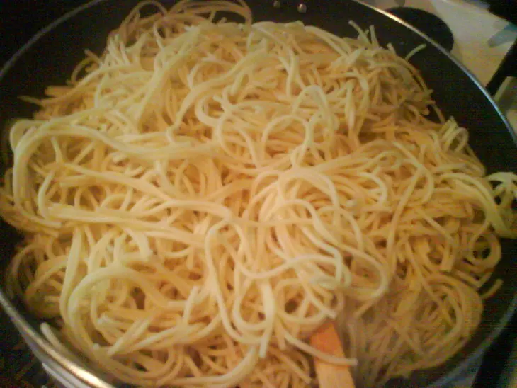Vazdushni omlet so spageti i kolbasoi saliami: шаг 4