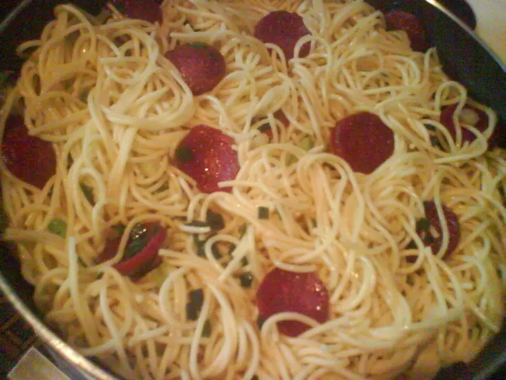 Vazdushni omlet so spageti i kolbasoi saliami: шаг 5