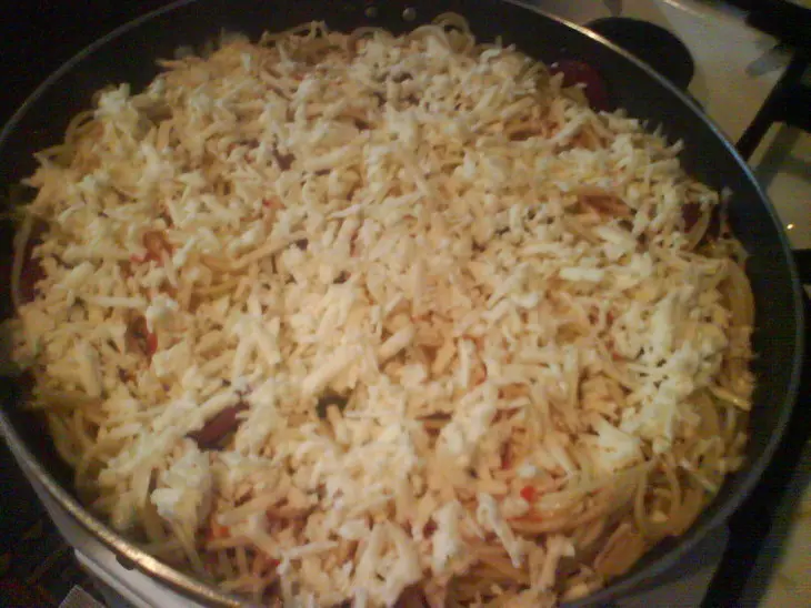 Vazdushni omlet so spageti i kolbasoi saliami: шаг 6