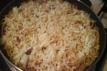Vazdushni omlet so spageti i kolbasoi saliami: шаг 6