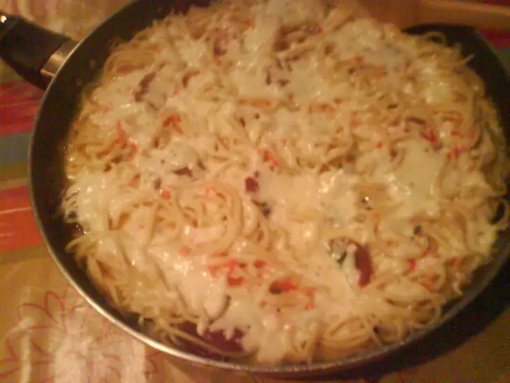 Vazdushni omlet so spageti i kolbasoi saliami: шаг 7